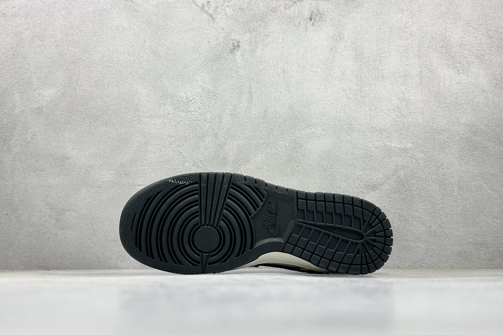 Nike SB Dunk Low 手工刺绣 米白黑LV印花 高端定制 低帮休闲板鞋 DS6608-017-莆田鞋,莆田鞋货源,高仿鞋,高仿鞋货源,安福档口,莆田高仿鞋,莆田鞋批发,高仿鞋批发,莆田高仿运动鞋,高仿运动鞋,莆田运动鞋 Nike SB Dunk Low 手工刺绣 米白黑LV印花 高端定制 低帮休闲板鞋 DS6608-017