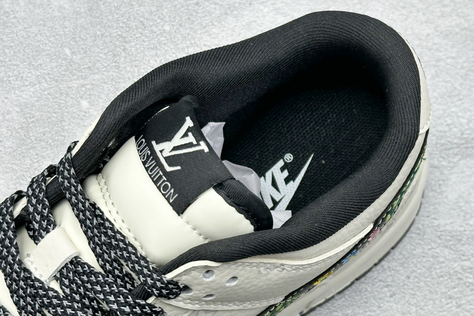 Nike SB Dunk Low 手工刺绣 米白黑LV印花 高端定制 低帮休闲板鞋 DS6608-017-莆田鞋,莆田鞋货源,高仿鞋,高仿鞋货源,安福档口,莆田高仿鞋,莆田鞋批发,高仿鞋批发,莆田高仿运动鞋,高仿运动鞋,莆田运动鞋 Nike SB Dunk Low 手工刺绣 米白黑LV印花 高端定制 低帮休闲板鞋 DS6608-017