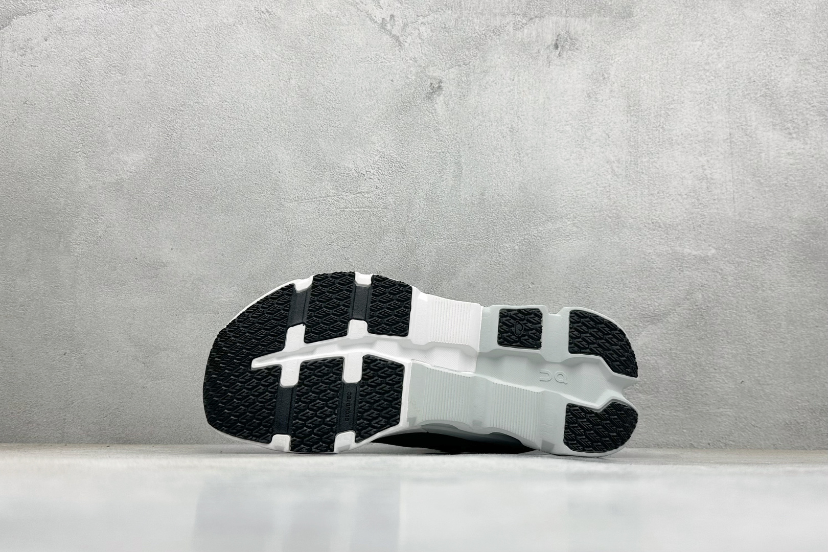 200 On 昂跑 Cloudtilt 5 舒适轻盈低帮跑步鞋 3WE3001