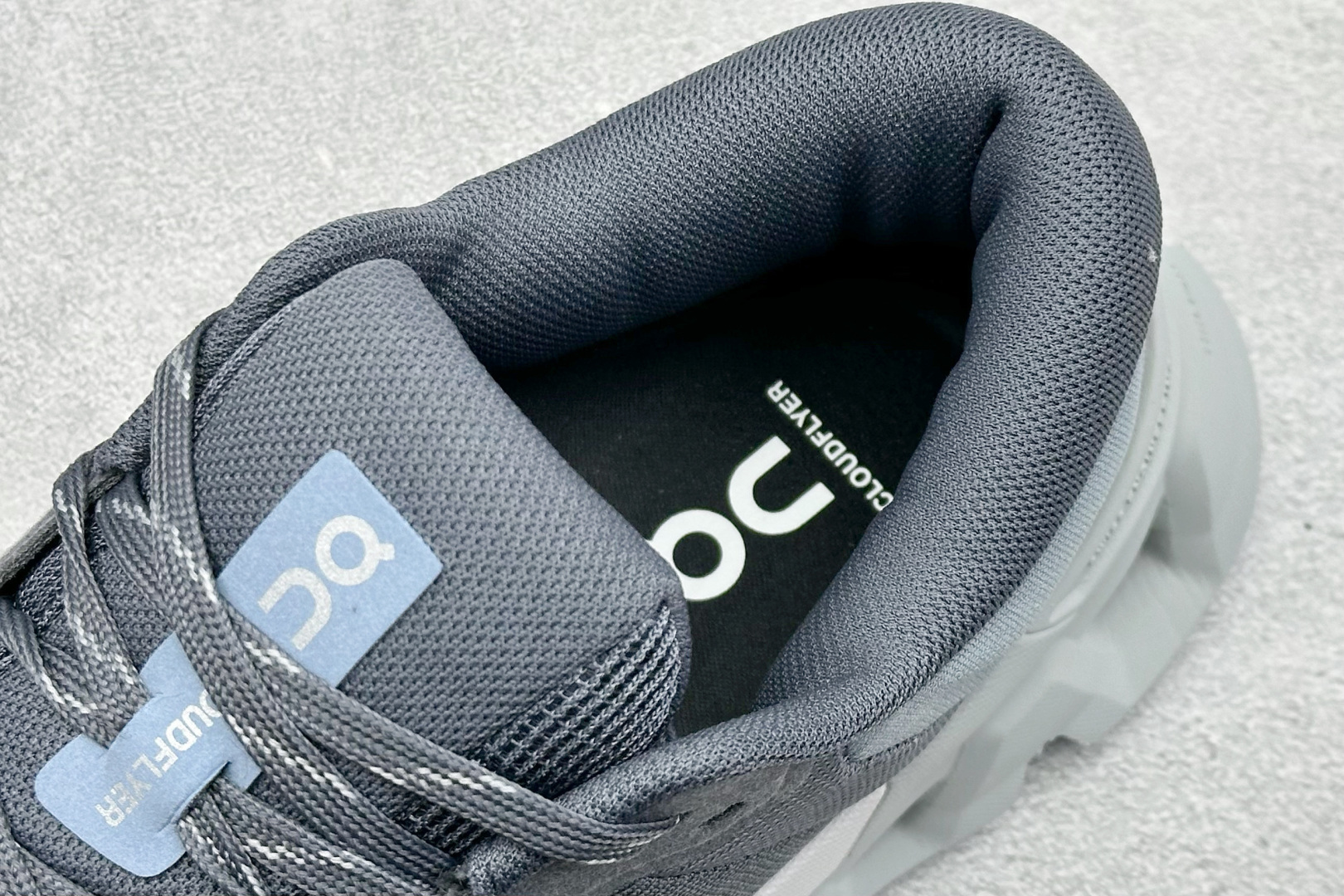 200 On 昂跑 Cloudtilt 5 舒适轻盈低帮跑步鞋 3WE3001