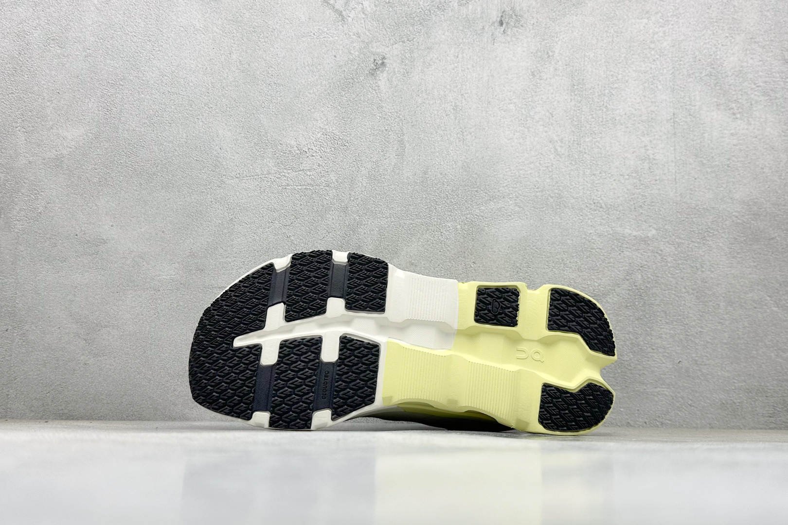 200 On 昂跑 Cloudtilt 5 舒适轻盈低帮跑步鞋 3WE3004