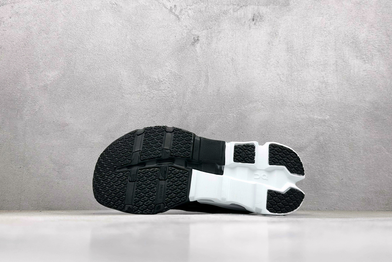 200 On 昂跑 Cloudtilt 5 舒适轻盈低帮跑步鞋 3WE3001