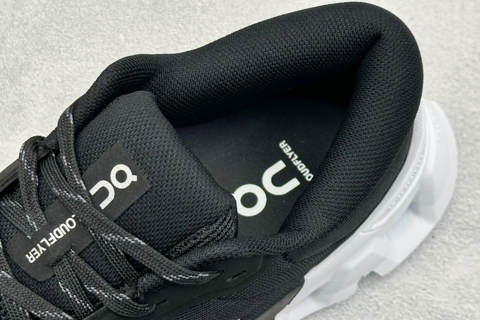 200 On 昂跑 Cloudtilt 5 舒适轻盈低帮跑步鞋 3WE3001