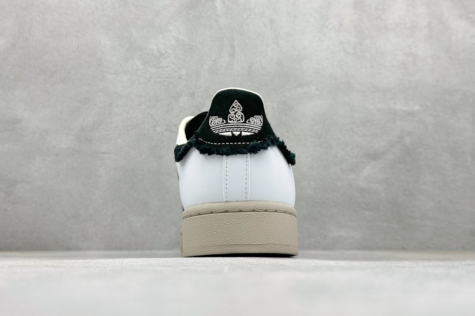 AD Originals Superstar 2 贝壳头采用全新头层拼接皮革材质 JQ8722