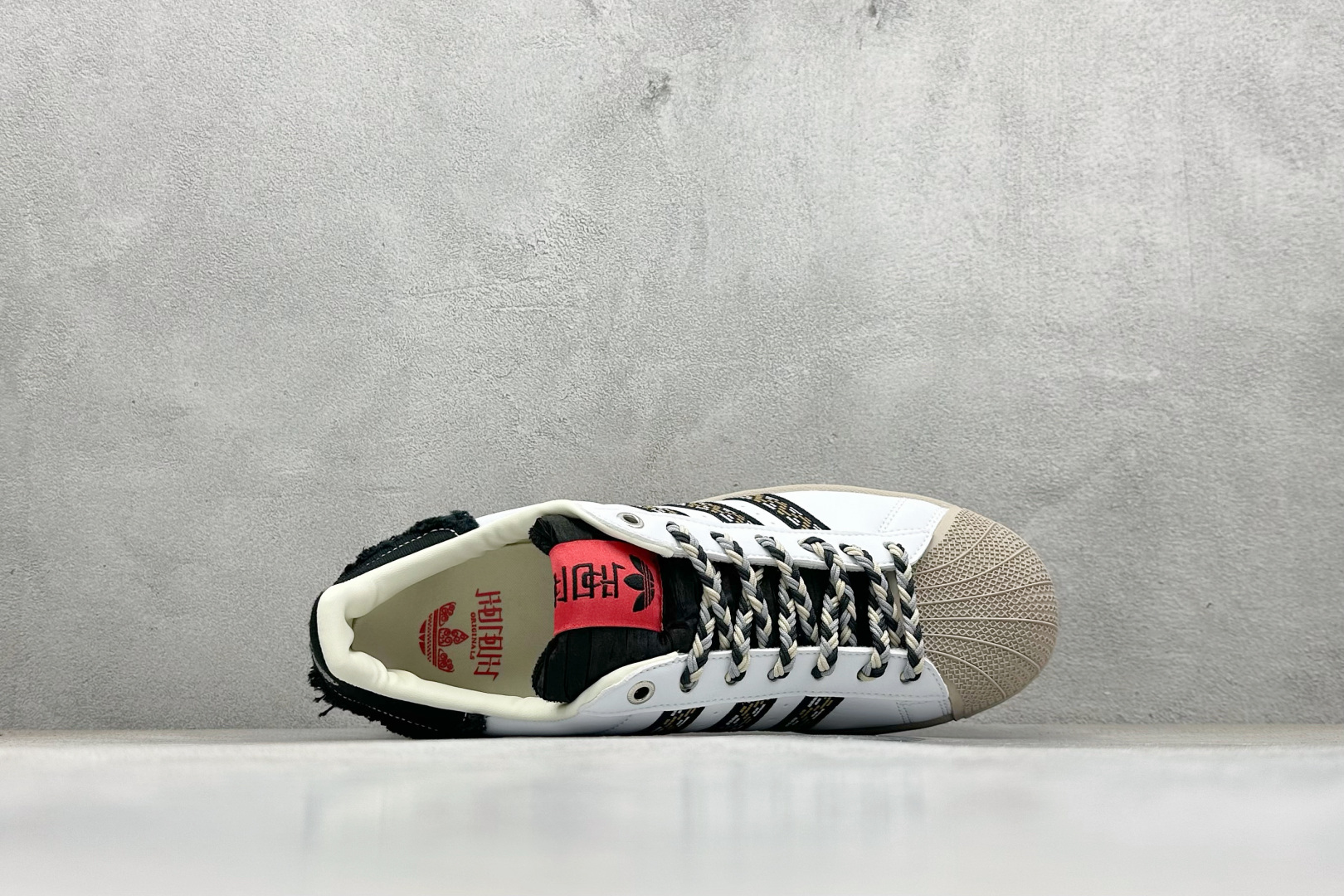 AD Originals Superstar 2 贝壳头采用全新头层拼接皮革材质 JQ8722