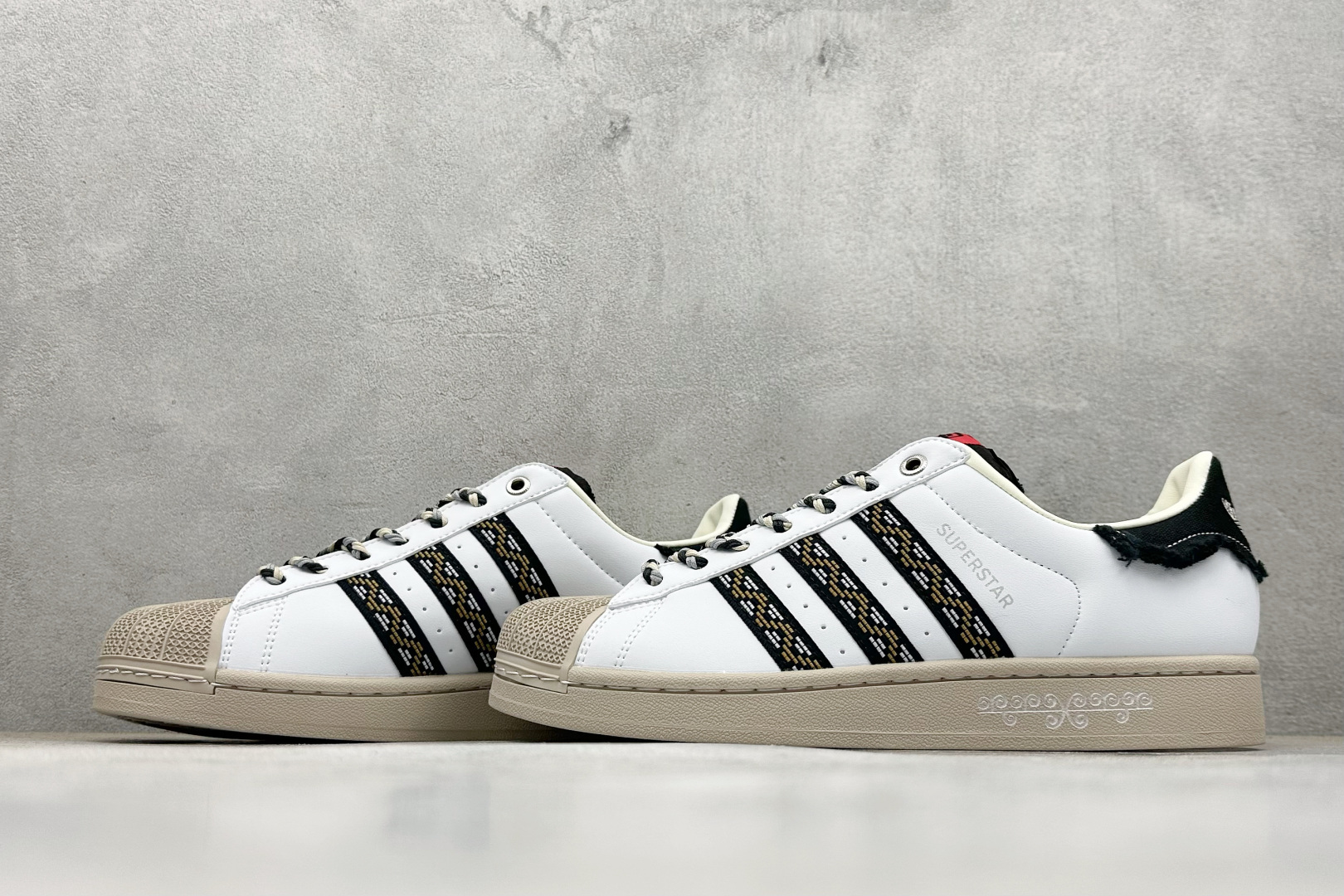 AD Originals Superstar 2 贝壳头采用全新头层拼接皮革材质 JQ8722