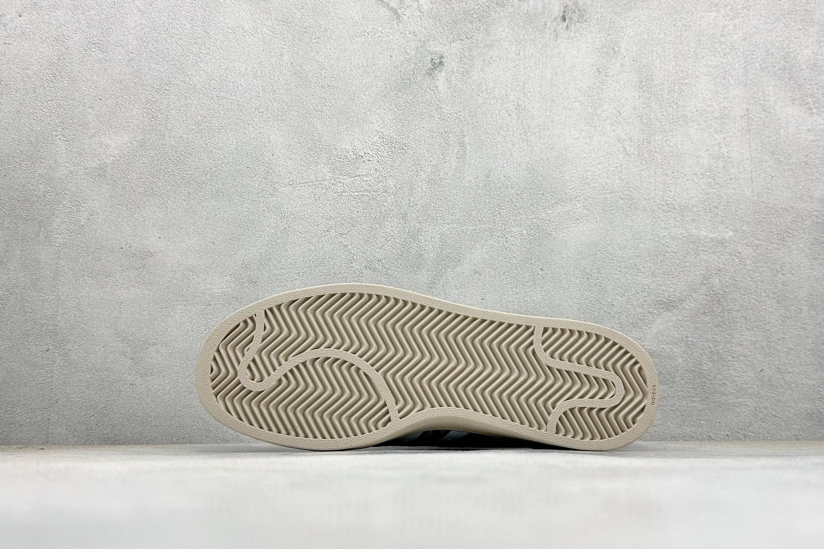 AD Originals Superstar 2 贝壳头采用全新头层拼接皮革材质 JQ8722