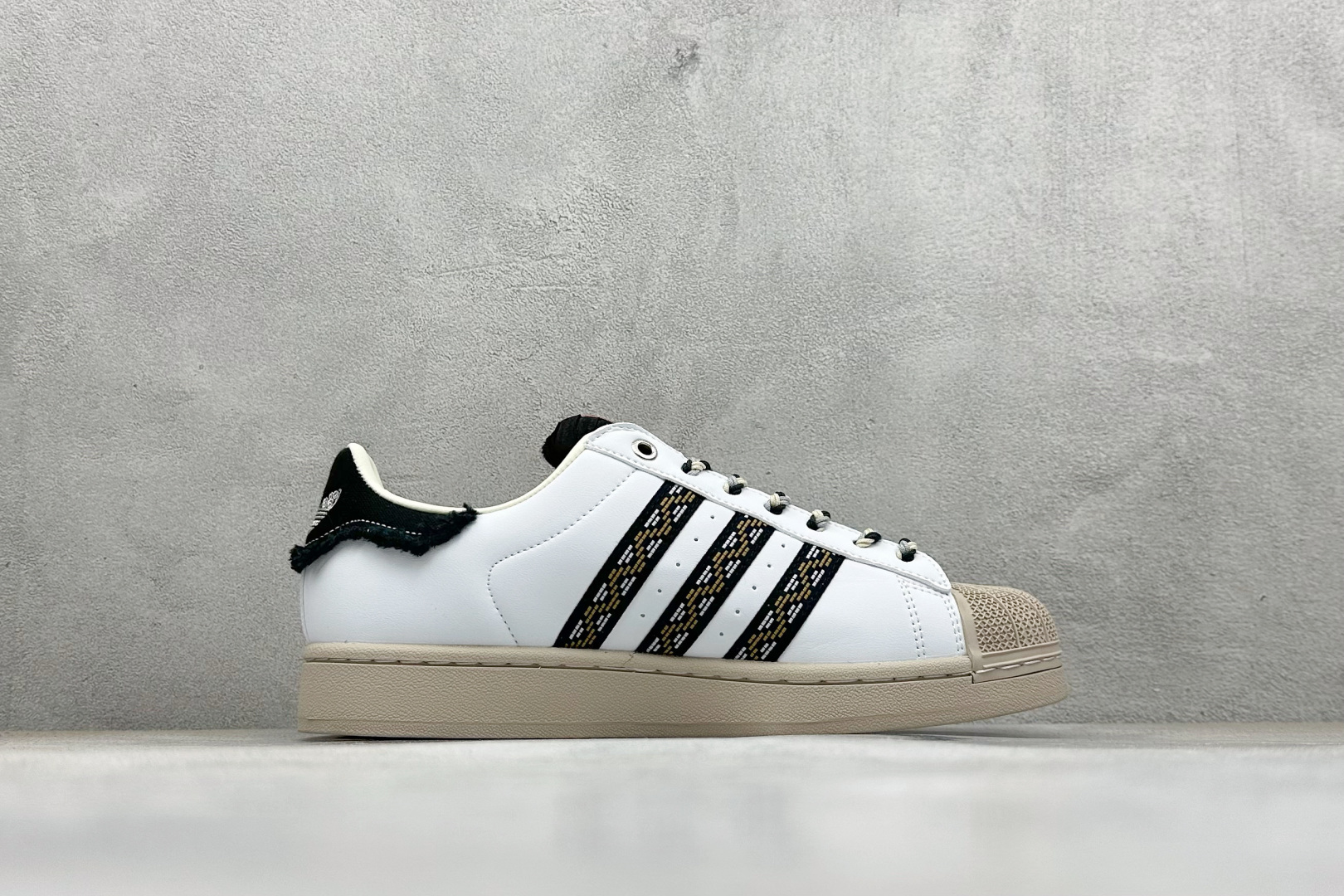 AD Originals Superstar 2 贝壳头采用全新头层拼接皮革材质 JQ8722