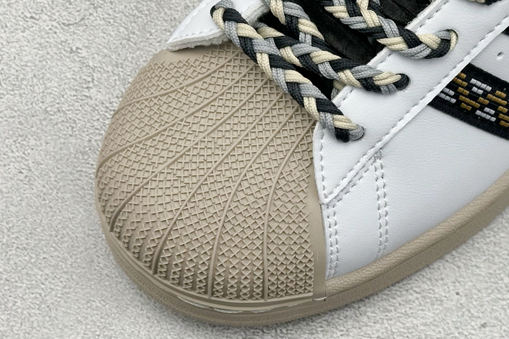 AD Originals Superstar 2 贝壳头采用全新头层拼接皮革材质 JQ8722