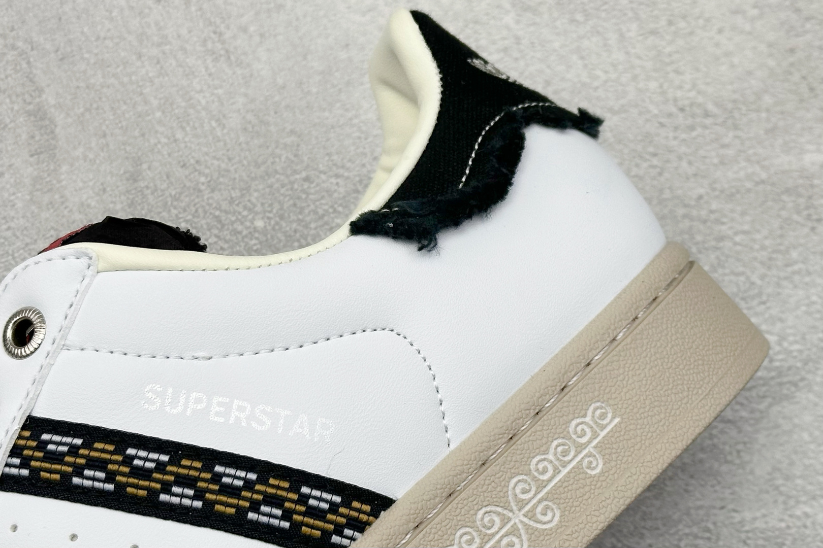 AD Originals Superstar 2 贝壳头采用全新头层拼接皮革材质 JQ8722