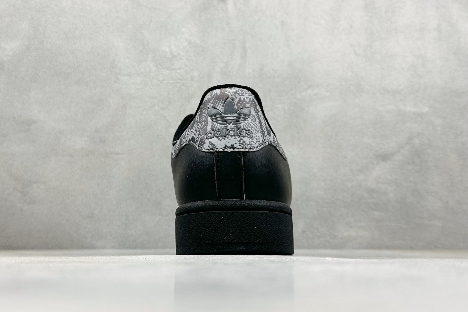 AD Originals Superstar 2 贝壳头采用全新头层拼接皮革材质 JP6058