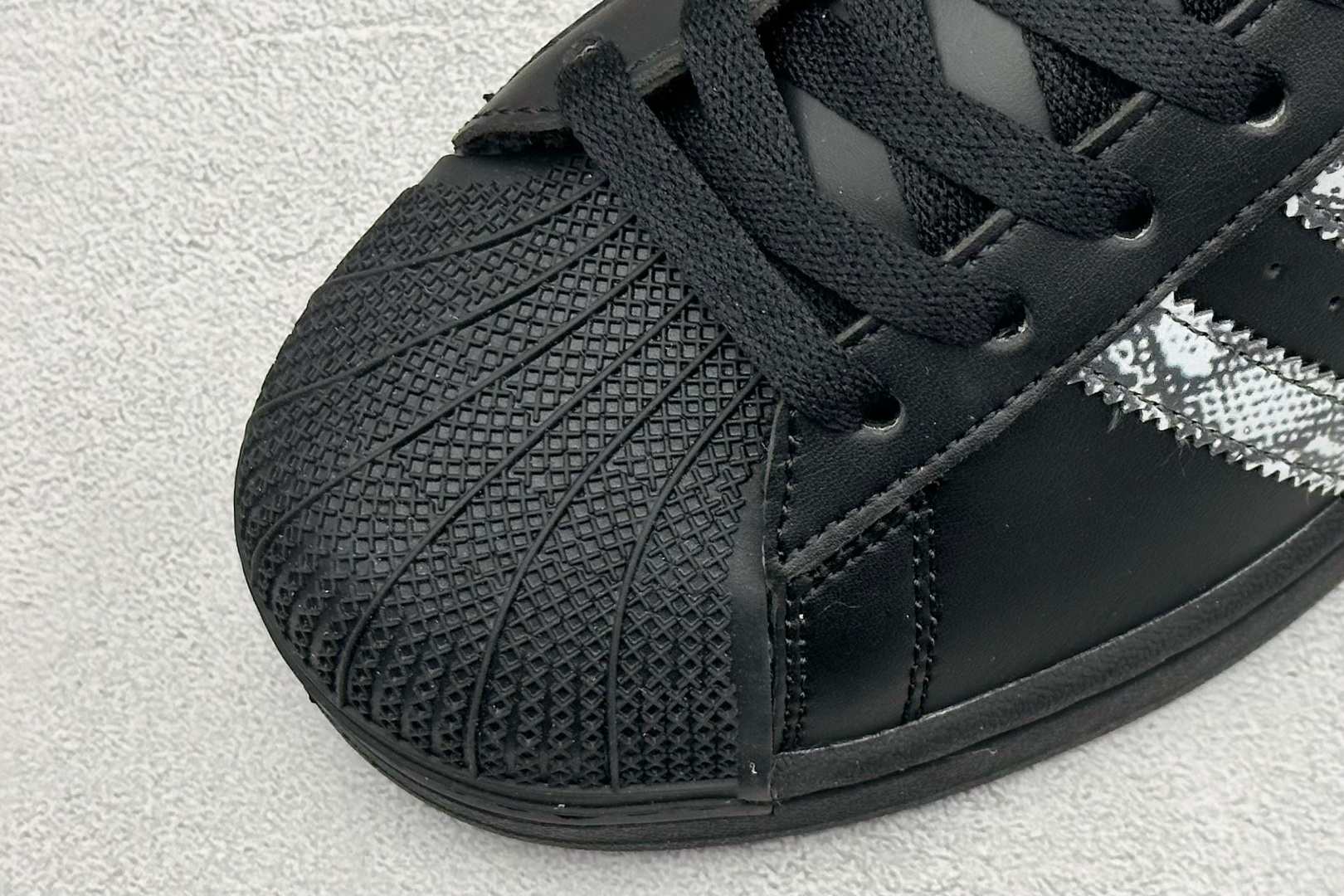 AD Originals Superstar 2 贝壳头采用全新头层拼接皮革材质 JP6058