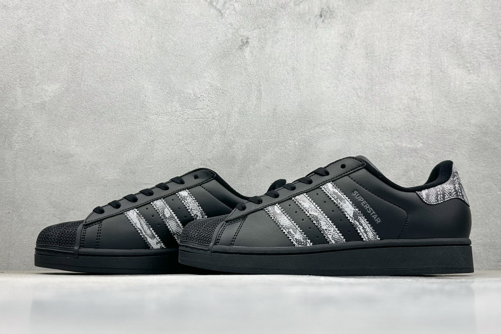 AD Originals Superstar 2 贝壳头采用全新头层拼接皮革材质 JP6058