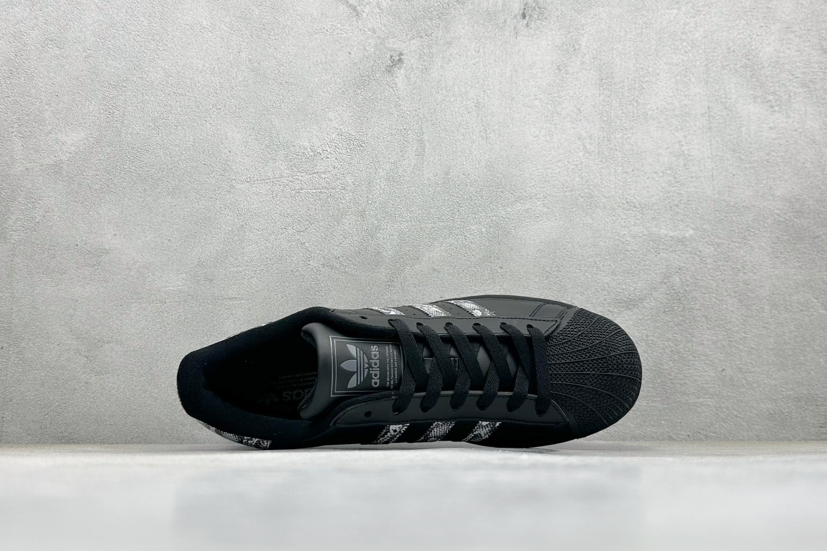 AD Originals Superstar 2 贝壳头采用全新头层拼接皮革材质 JP6058