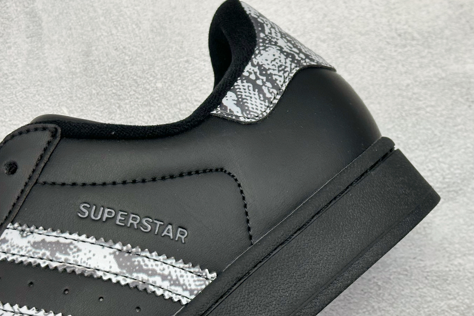 AD Originals Superstar 2 贝壳头采用全新头层拼接皮革材质 JP6058