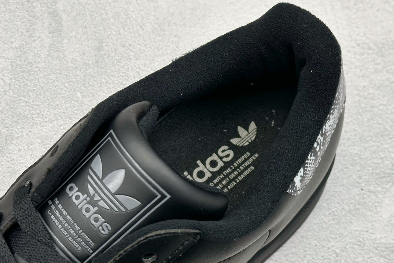 AD Originals Superstar 2 贝壳头采用全新头层拼接皮革材质 JP6058