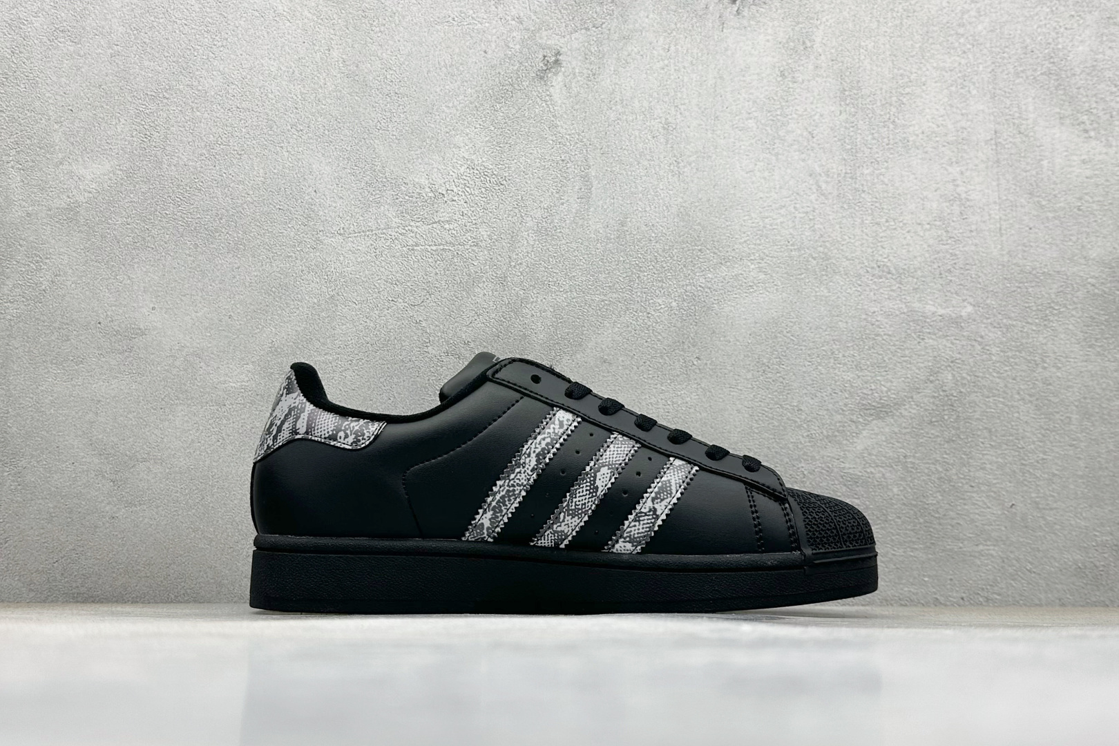 AD Originals Superstar 2 贝壳头采用全新头层拼接皮革材质 JP6058