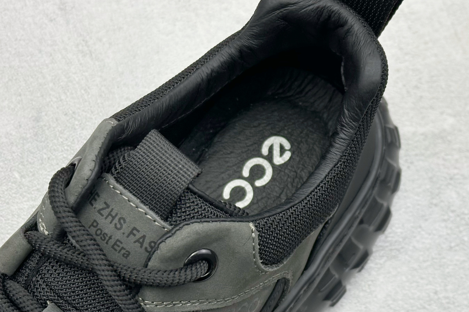 300 ECCO爱步男款新款运动登山鞋 轻盈减震牛皮耐磨户外跑鞋 635130