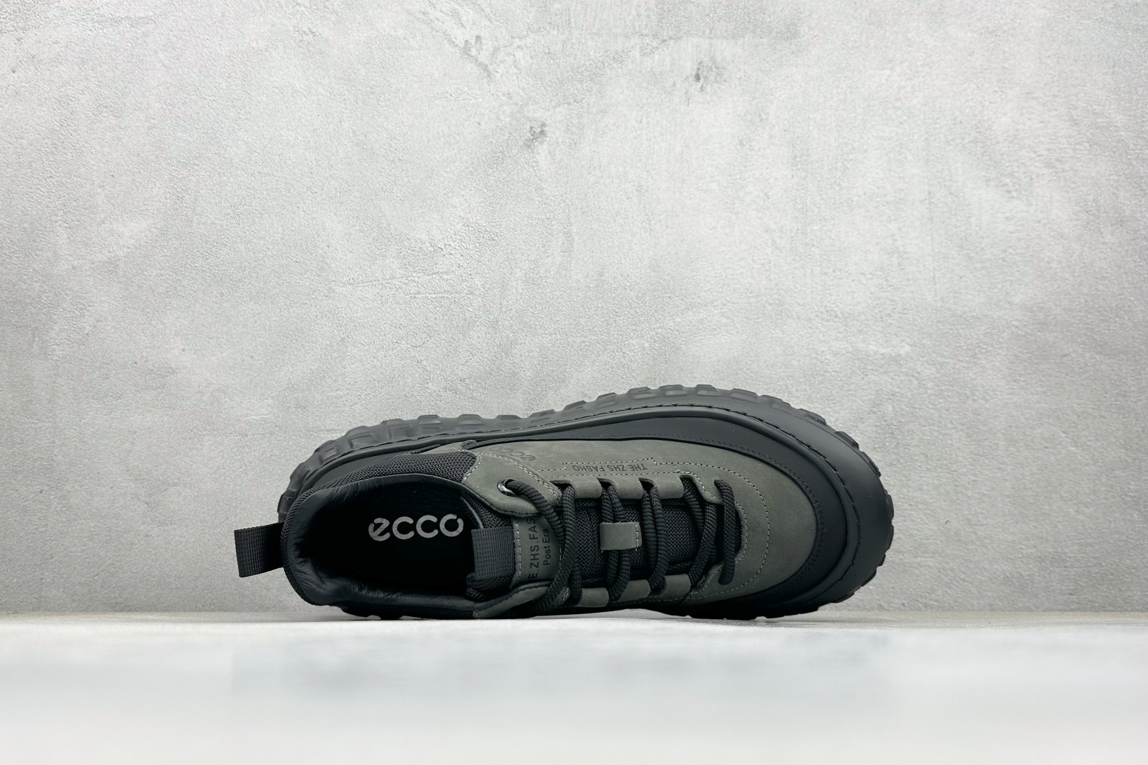 300 ECCO爱步男款新款运动登山鞋 轻盈减震牛皮耐磨户外跑鞋 635130