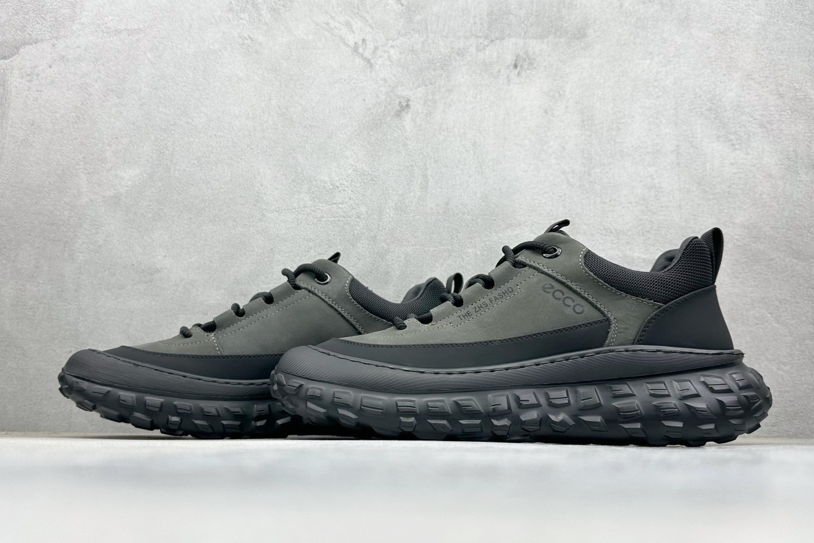 300 ECCO爱步男款新款运动登山鞋 轻盈减震牛皮耐磨户外跑鞋 635130