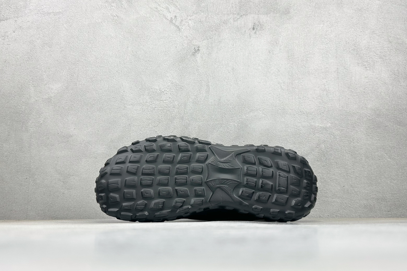 300 ECCO爱步男款新款运动登山鞋 轻盈减震牛皮耐磨户外跑鞋 635130