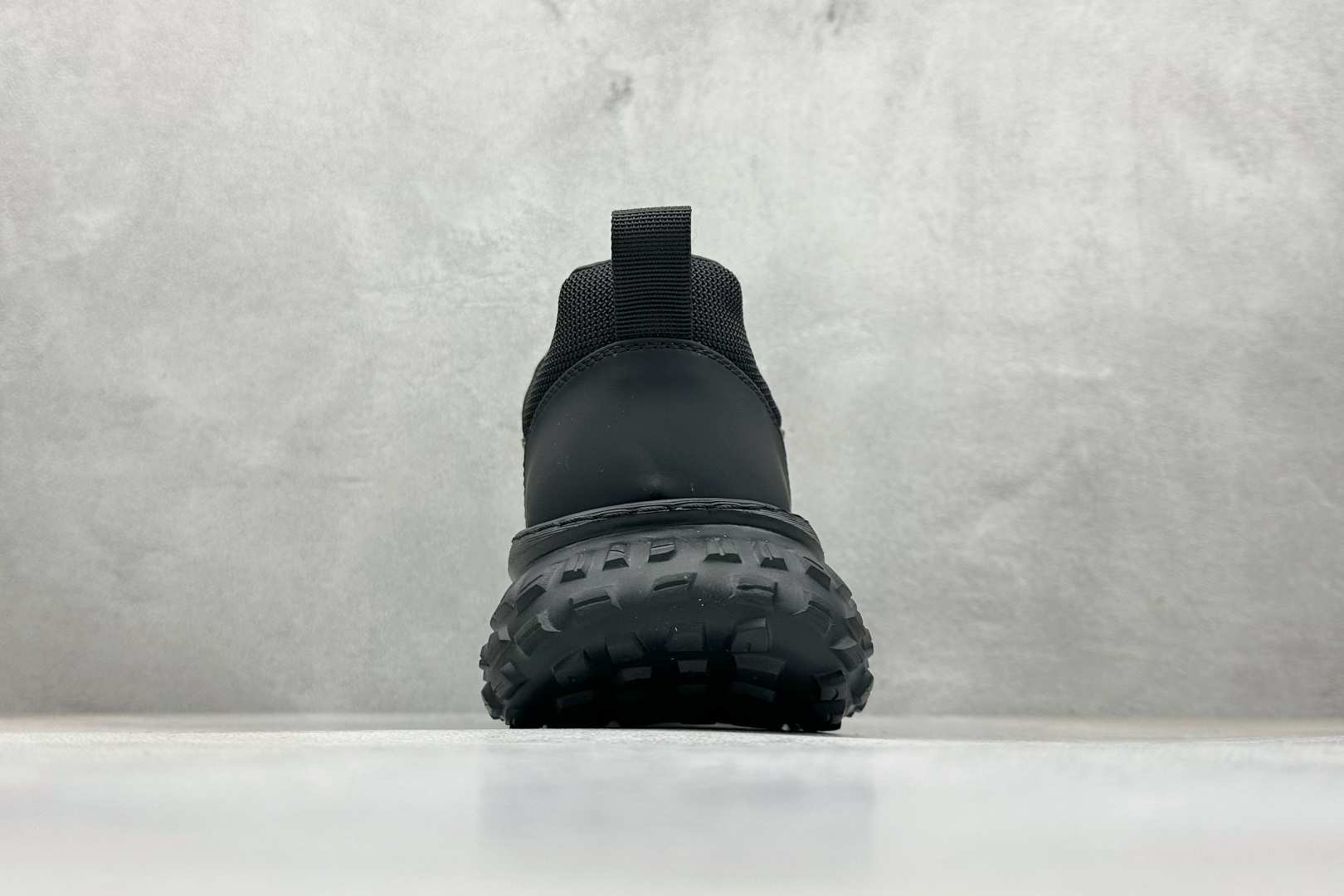 300 ECCO爱步男款新款运动登山鞋 轻盈减震牛皮耐磨户外跑鞋 635130