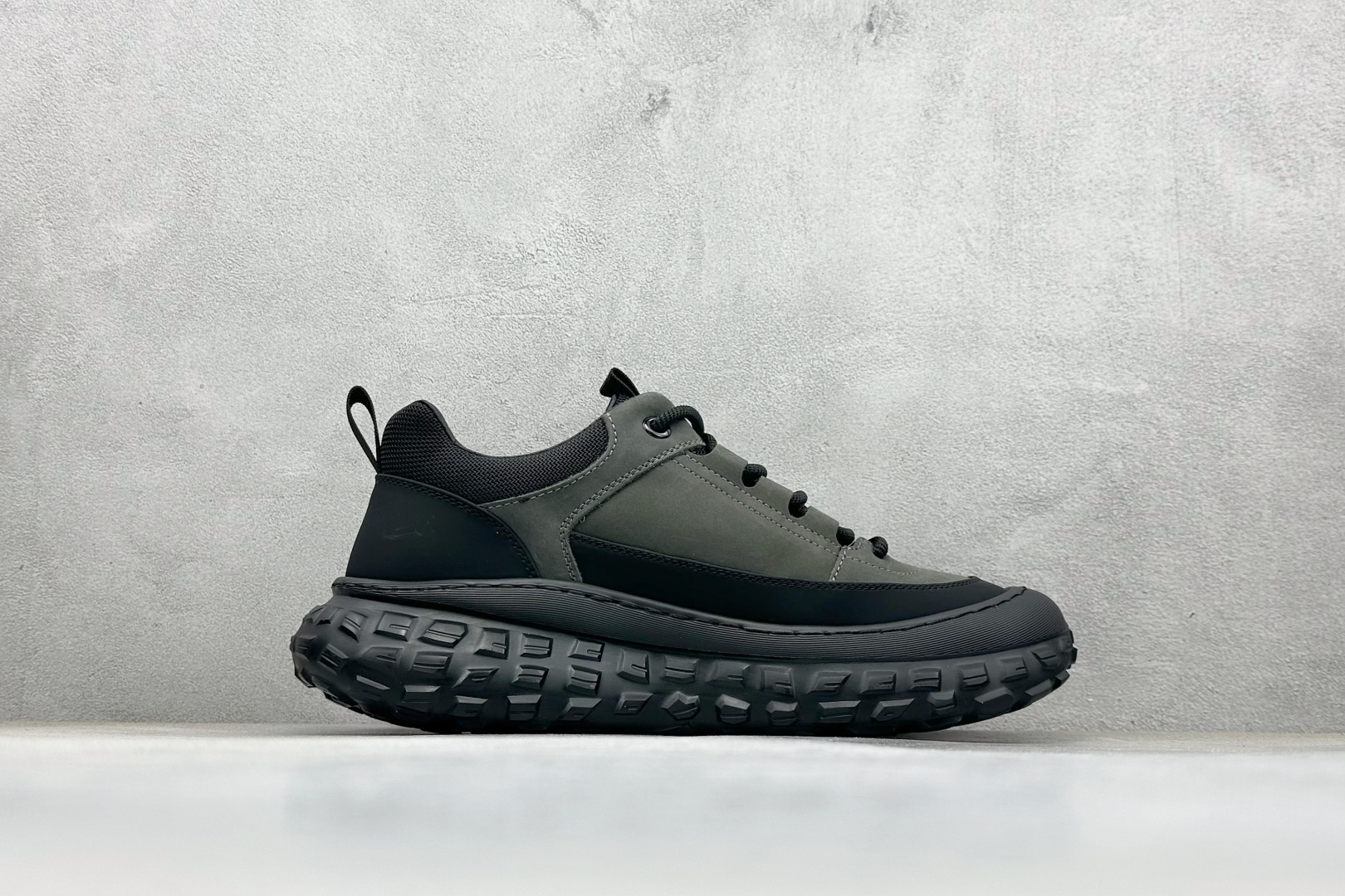 300 ECCO爱步男款新款运动登山鞋 轻盈减震牛皮耐磨户外跑鞋 635130