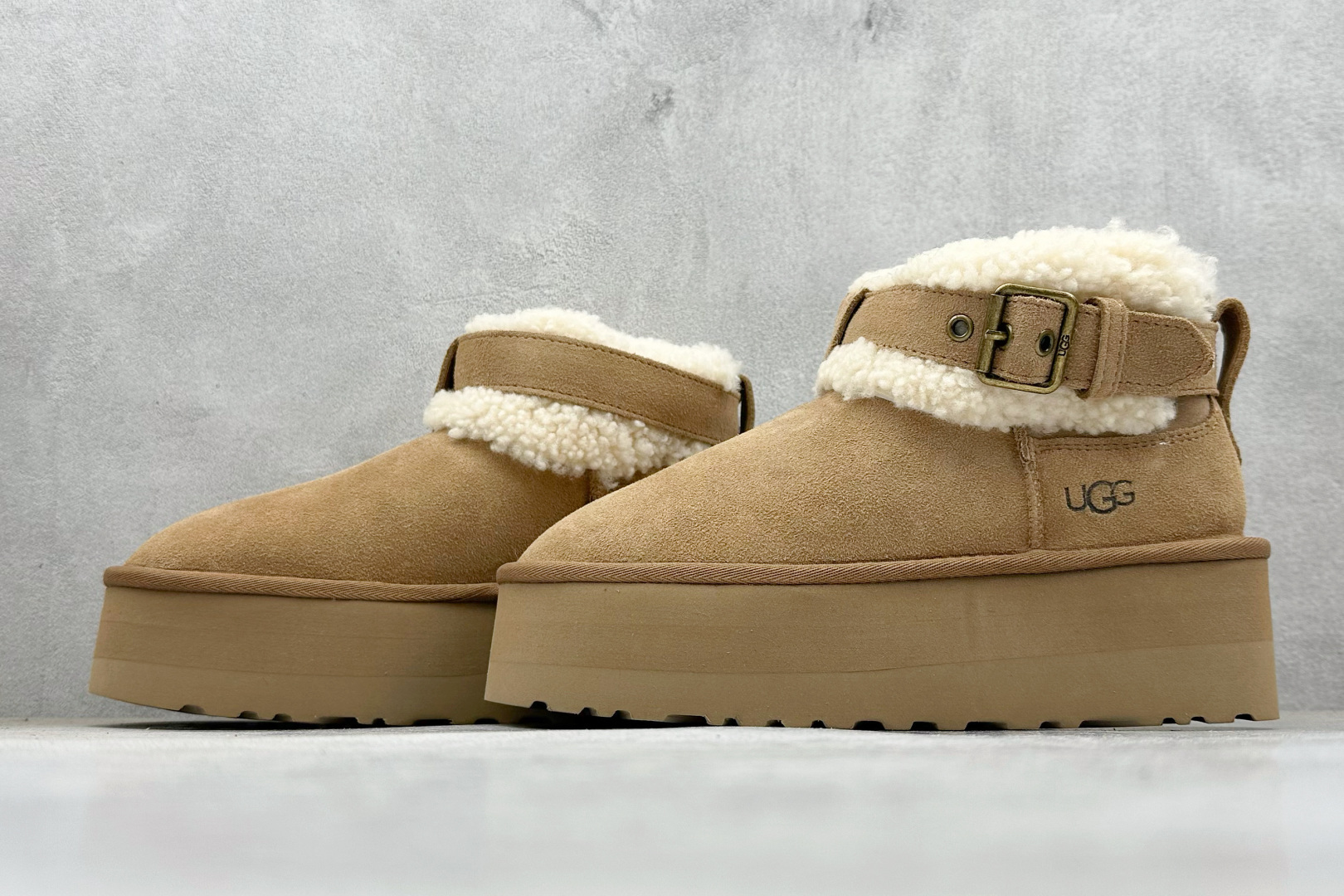 300 UGG 圆头搭扣 3.5cm厚底 雪地靴女款 1144041