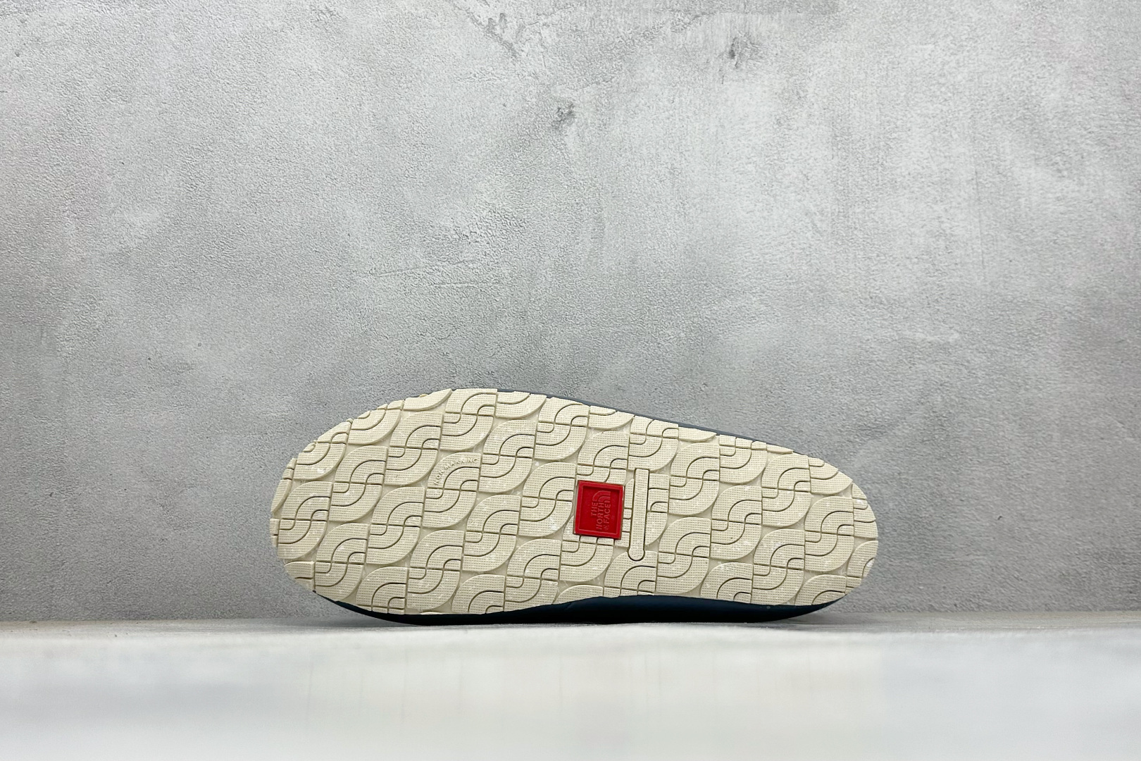 140 The North Face Thermoball Traction 北面冬季加绒透气轻盈一脚蹬休闲套鞋 NFOA3VIH-VFO