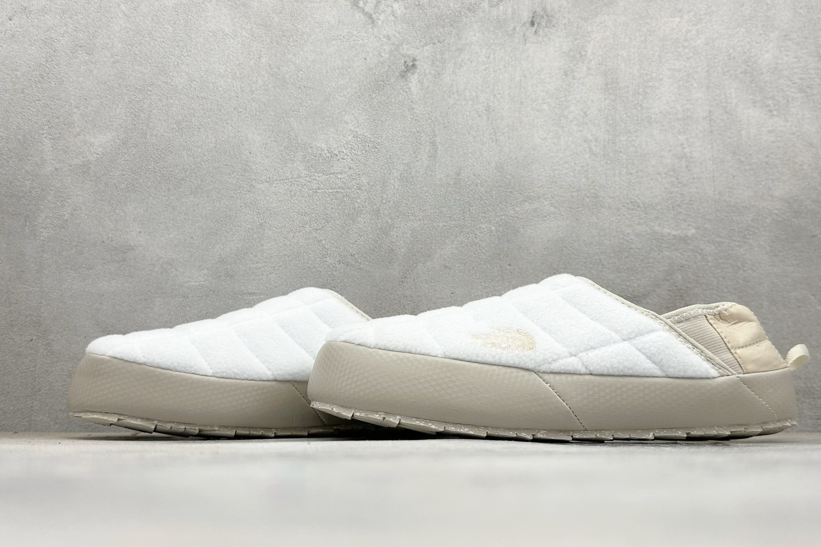 140 The North Face Thermoball Traction 北面冬季加绒透气轻盈一脚蹬休闲套鞋 NFOA7W4L-32F-Chinese UA Cheap High Quatity Brand Clothes Bags handbags Sneakers wholesale wholesaler seller from China Factory suppliers Fashion Clothing Shoes best Quality Beautiful Price 140 The North Face Thermoball Traction 北面冬季加绒透气轻盈一脚蹬休闲套鞋 NFOA7W4L-32F