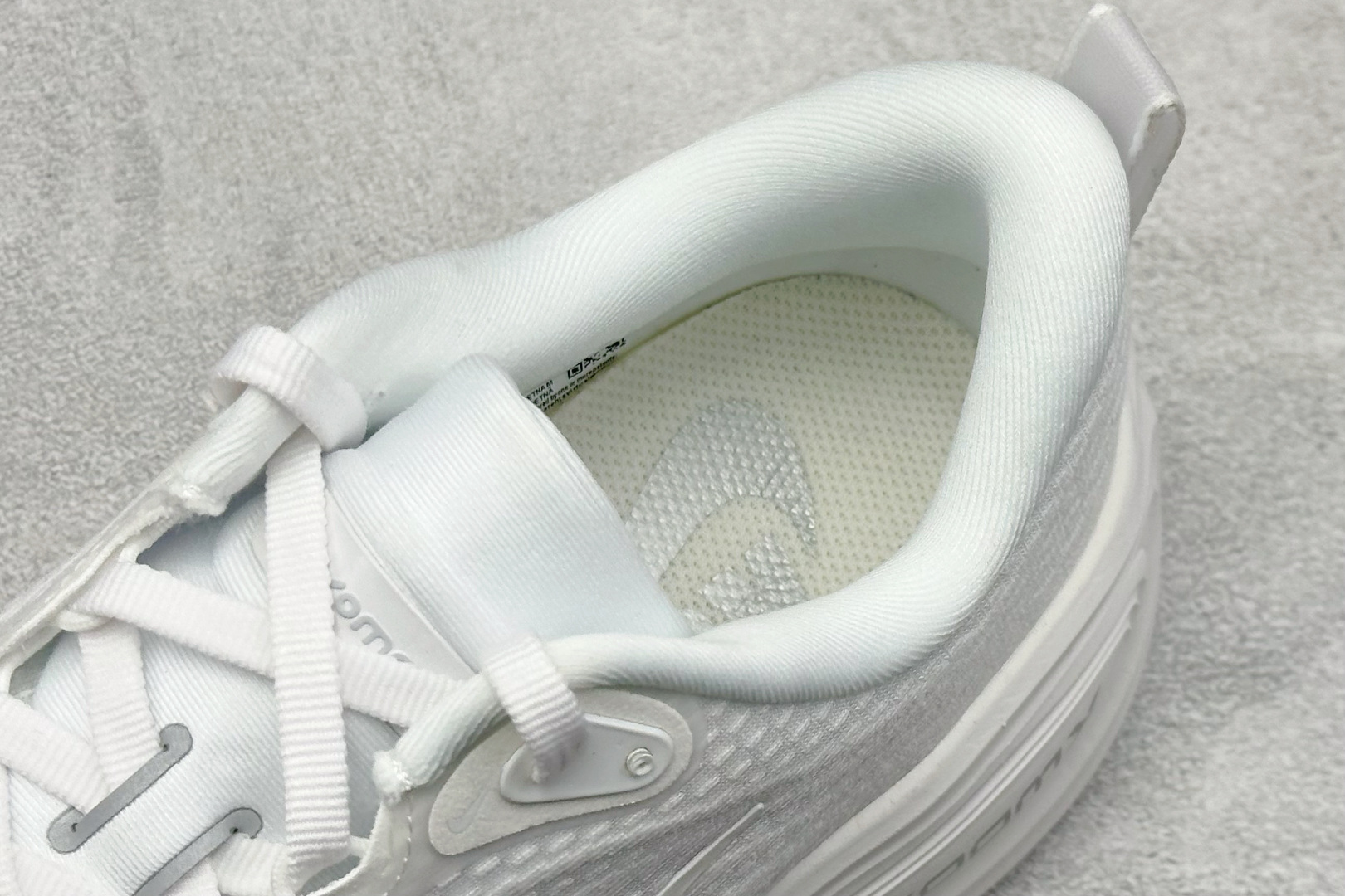 Nike VOMERO PLUS 舒适减震防滑 低帮跑步鞋 全掌ReactX泡绵中底 HV8150-102