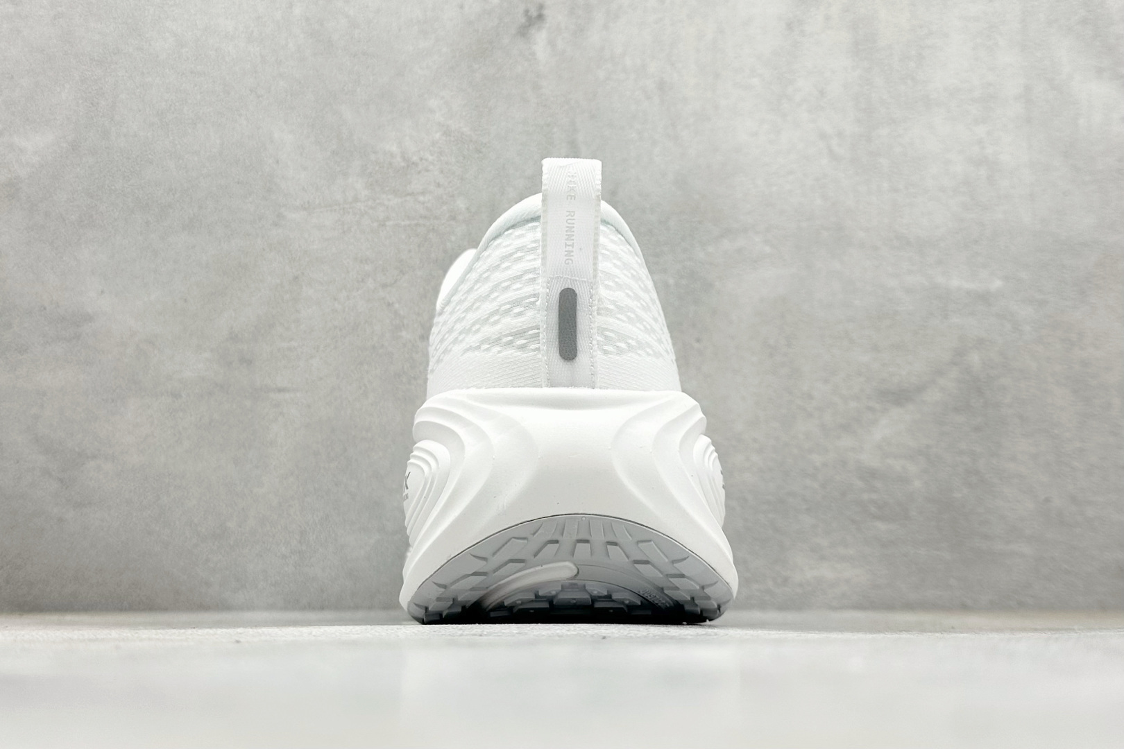 Nike VOMERO PLUS 舒适减震防滑 低帮跑步鞋 全掌ReactX泡绵中底 HV8150-102