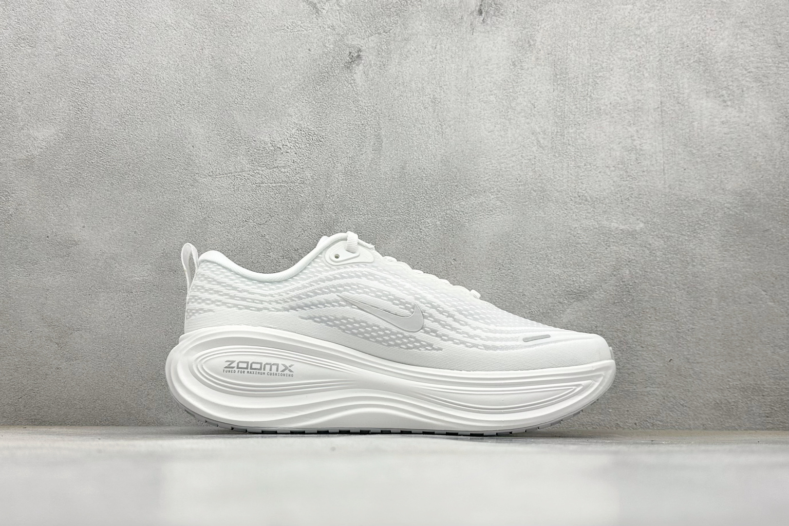 Nike VOMERO PLUS 舒适减震防滑 低帮跑步鞋 全掌ReactX泡绵中底 HV8150-102