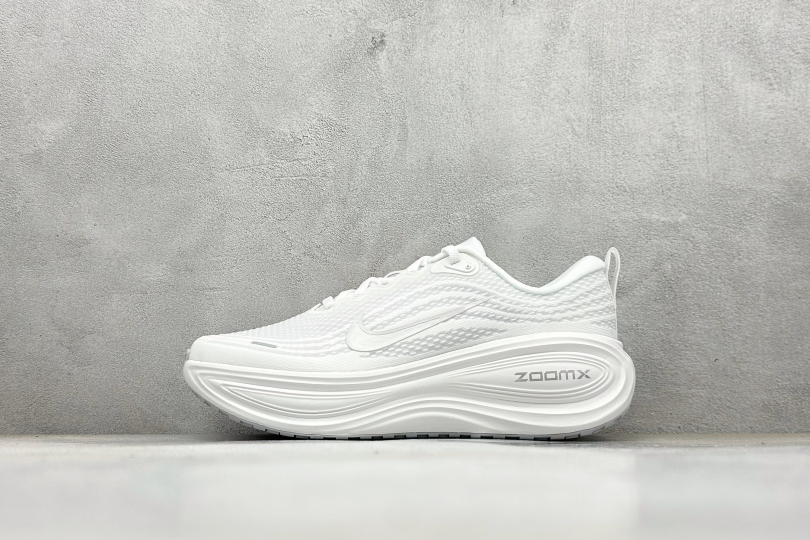 Nike VOMERO PLUS 舒适减震防滑 低帮跑步鞋 全掌ReactX泡绵中底 HV8150-102