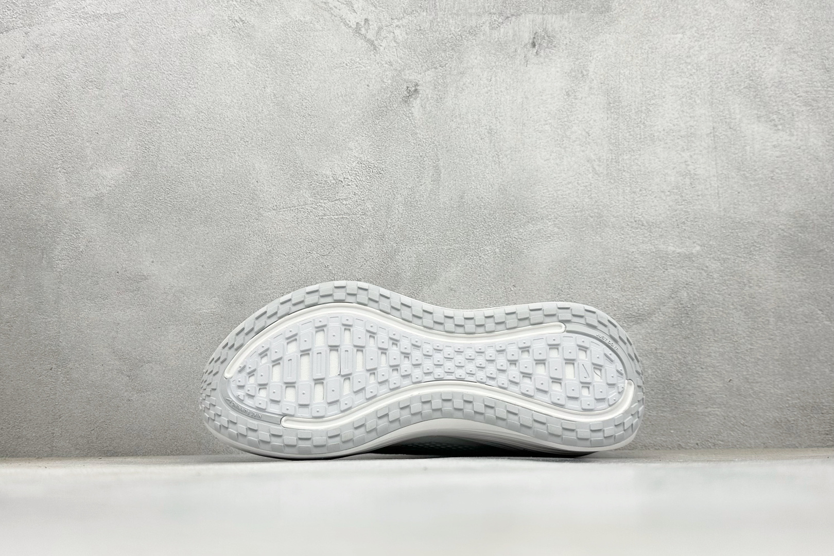 Nike VOMERO PLUS 舒适减震防滑 低帮跑步鞋 全掌ReactX泡绵中底 HV8150-102