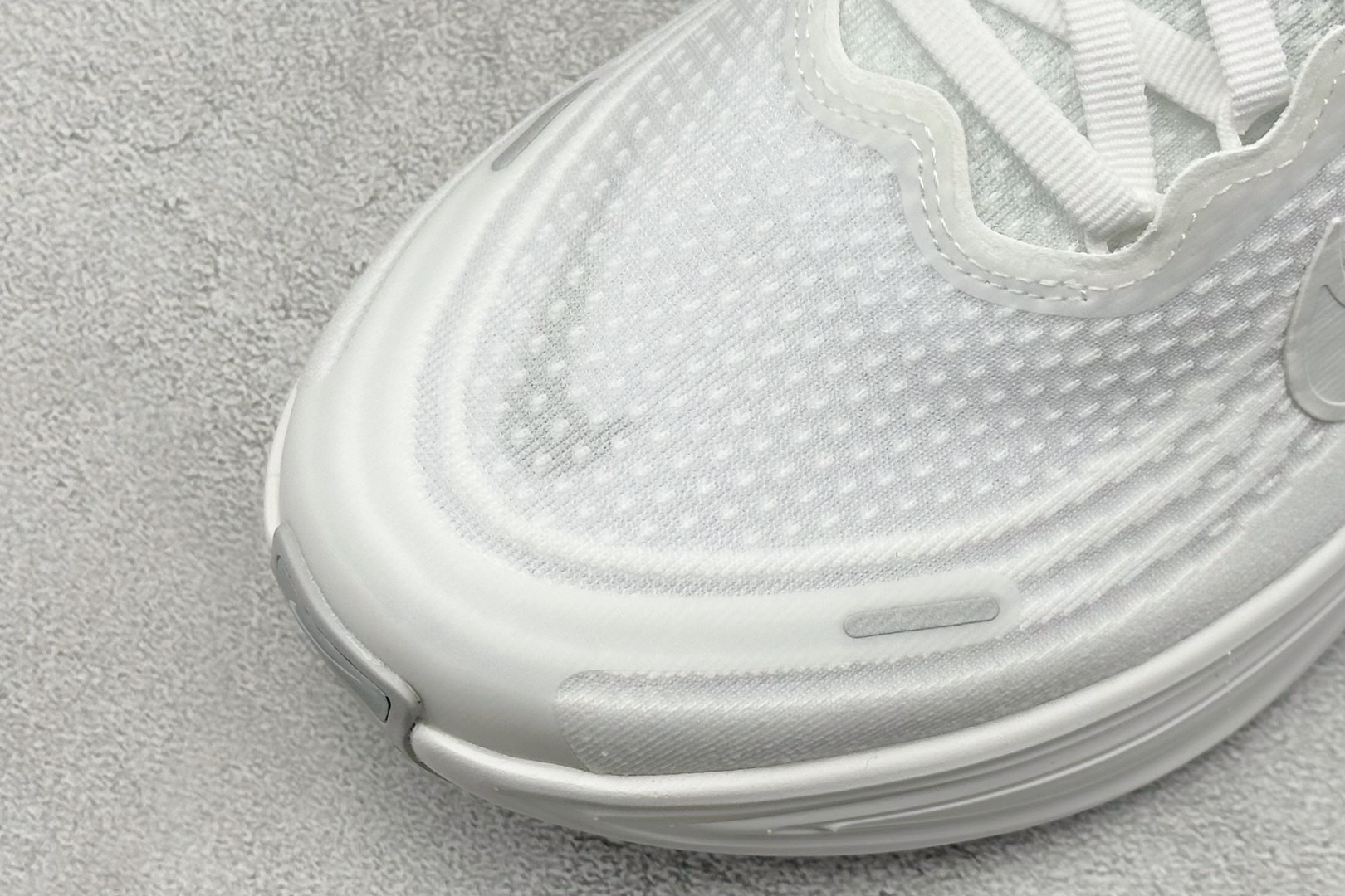 Nike VOMERO PLUS 舒适减震防滑 低帮跑步鞋 全掌ReactX泡绵中底 HV8150-102