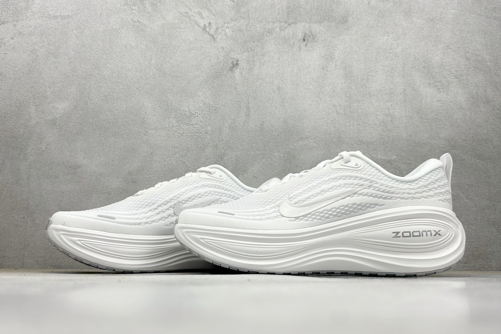 Nike VOMERO PLUS 舒适减震防滑 低帮跑步鞋 全掌ReactX泡绵中底 HV8150-102