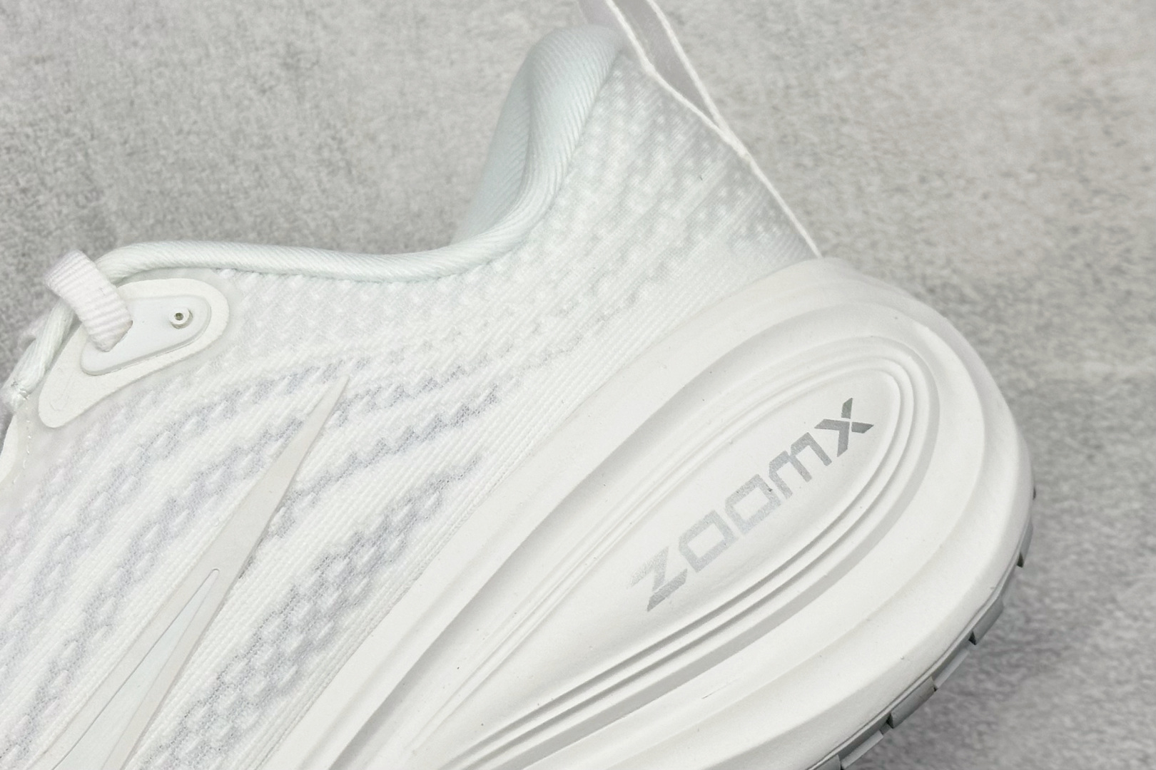 Nike VOMERO PLUS 舒适减震防滑 低帮跑步鞋 全掌ReactX泡绵中底 HV8150-102