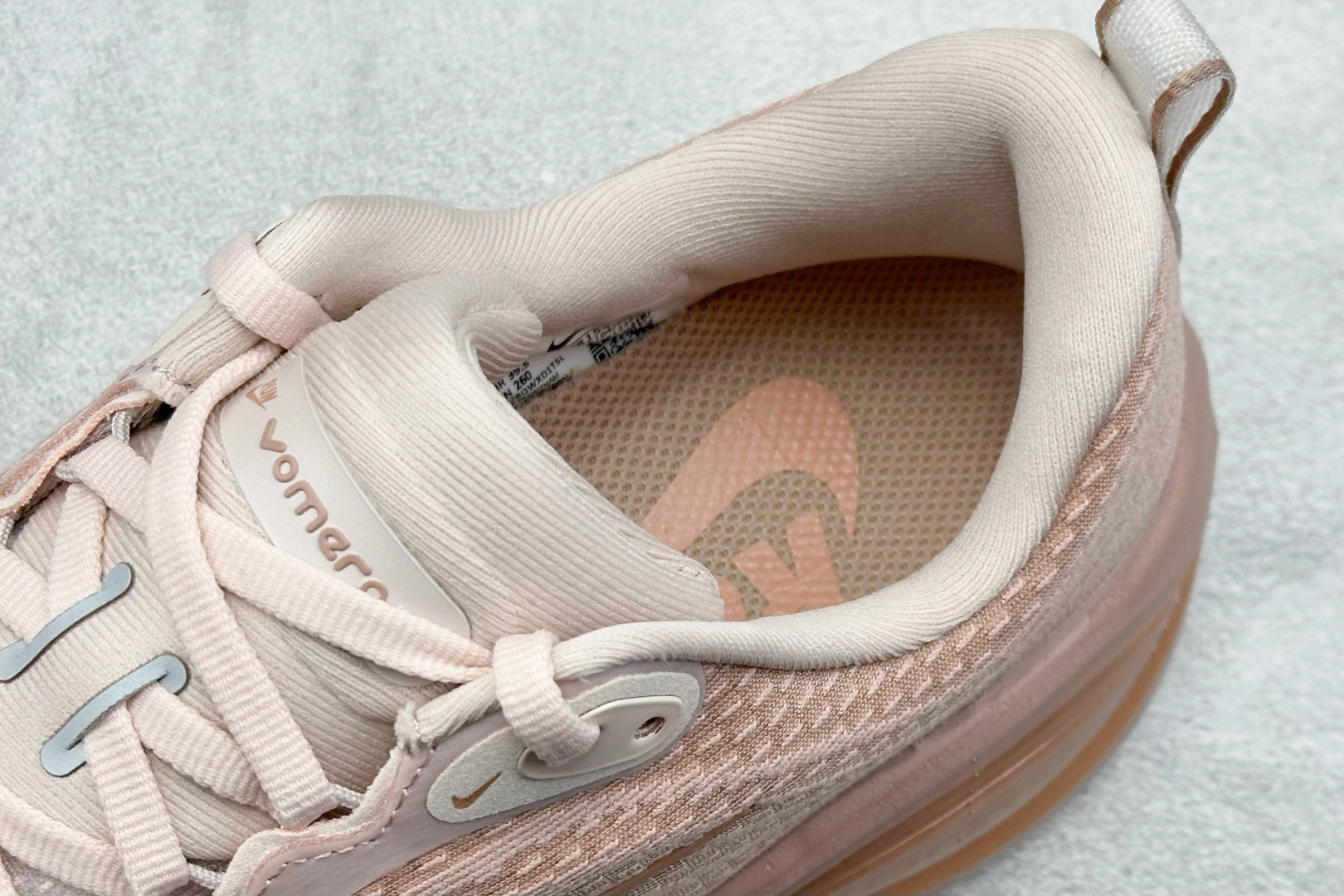 180 Nike Air Zoom Vomero Plus 运动跑鞋 HV8154-601