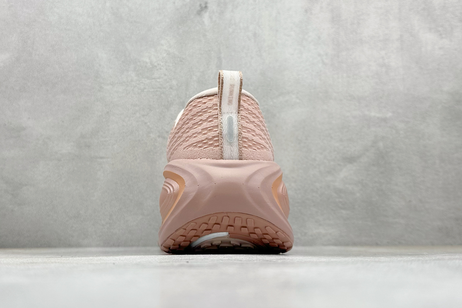 180 Nike Air Zoom Vomero Plus 运动跑鞋 HV8154-601