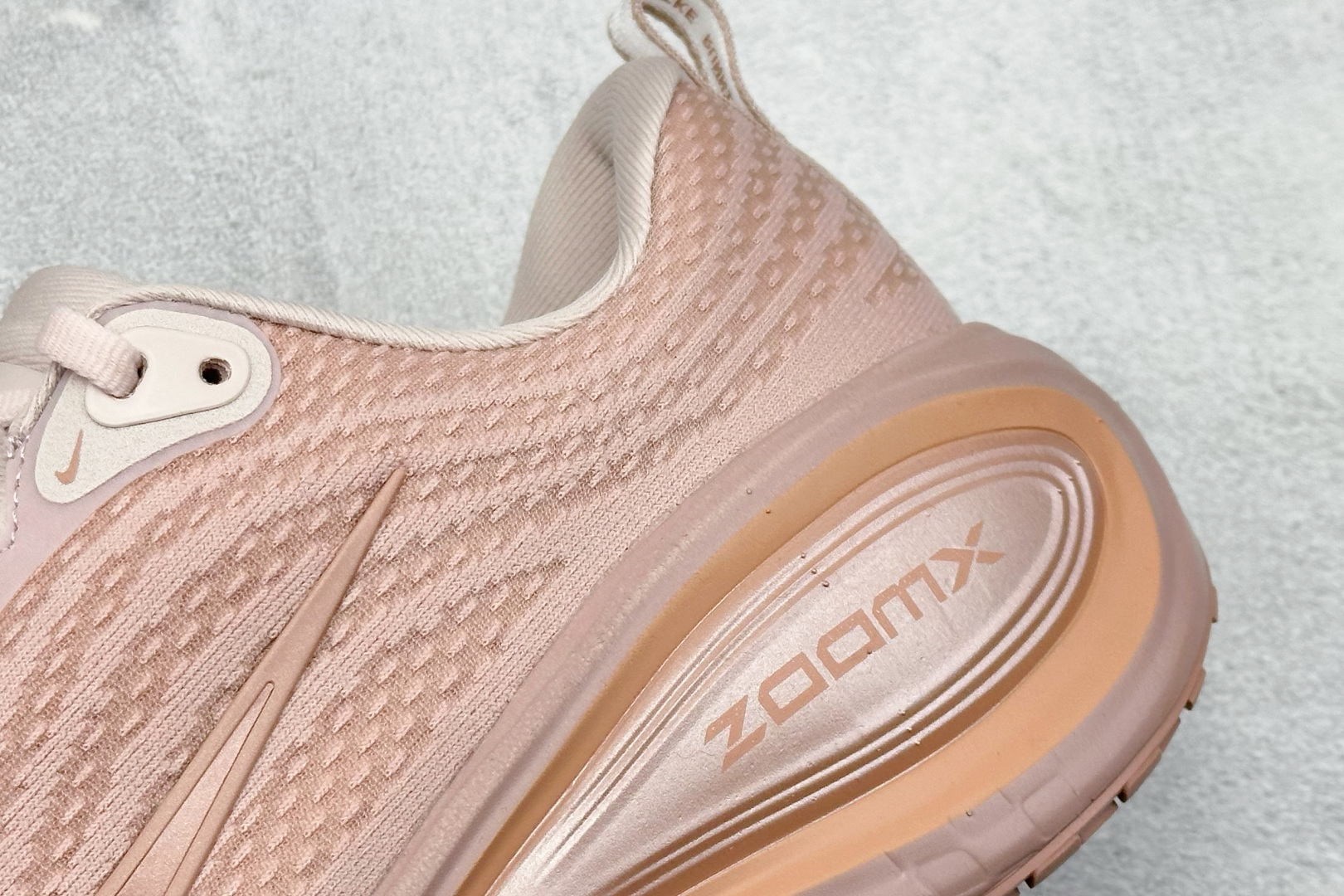 180 Nike Air Zoom Vomero Plus 运动跑鞋 HV8154-601