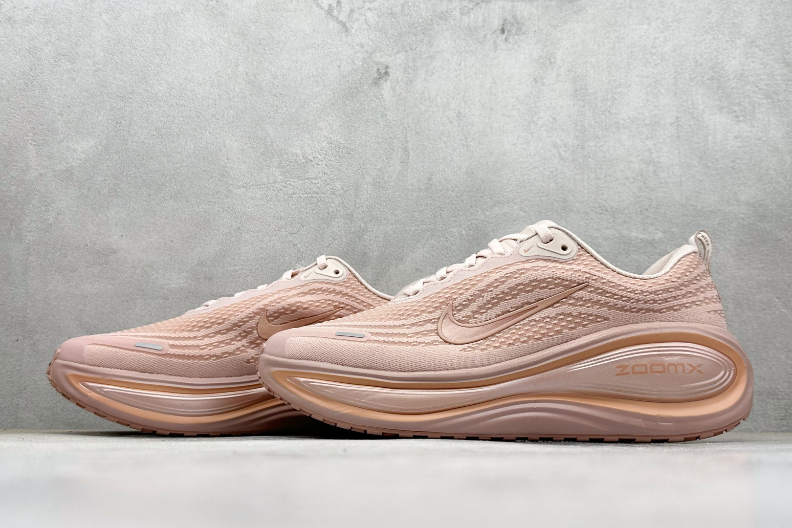 180 Nike Air Zoom Vomero Plus 运动跑鞋 HV8154-601