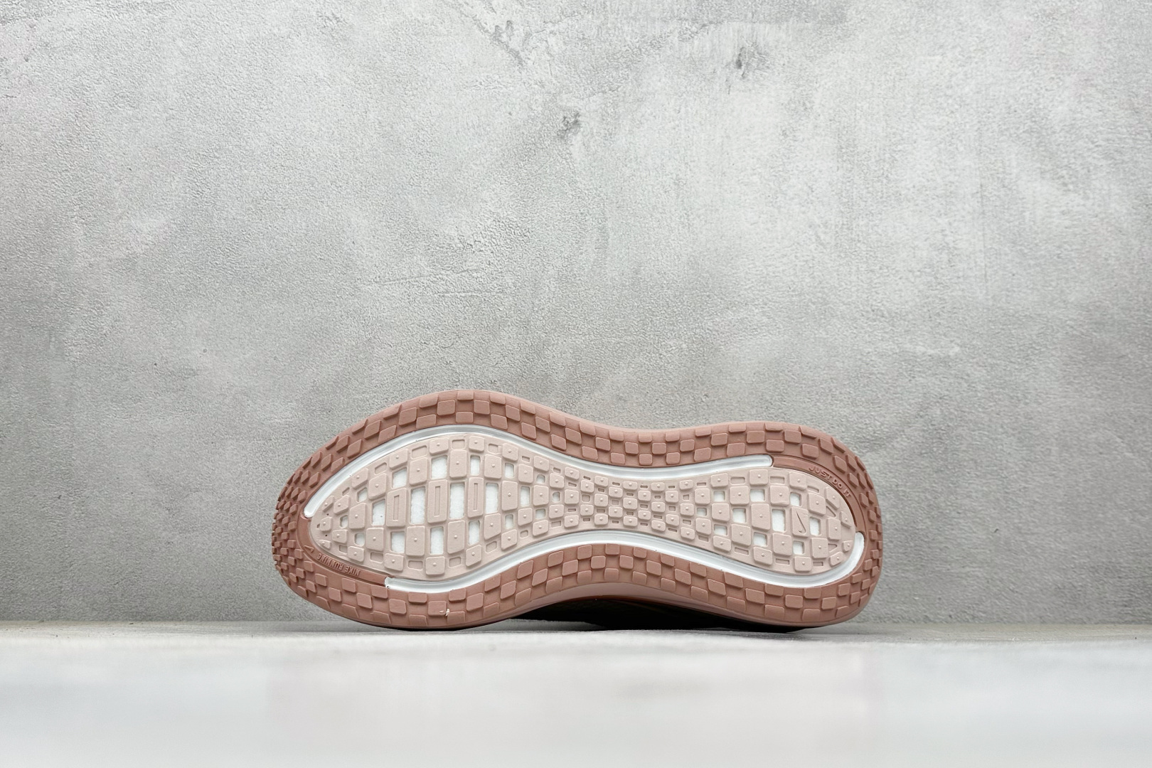 180 Nike Air Zoom Vomero Plus 运动跑鞋 HV8154-601