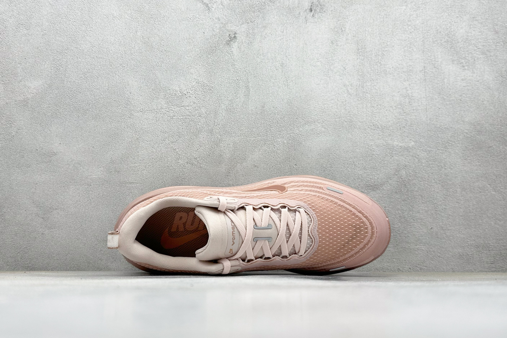 180 Nike Air Zoom Vomero Plus 运动跑鞋 HV8154-601