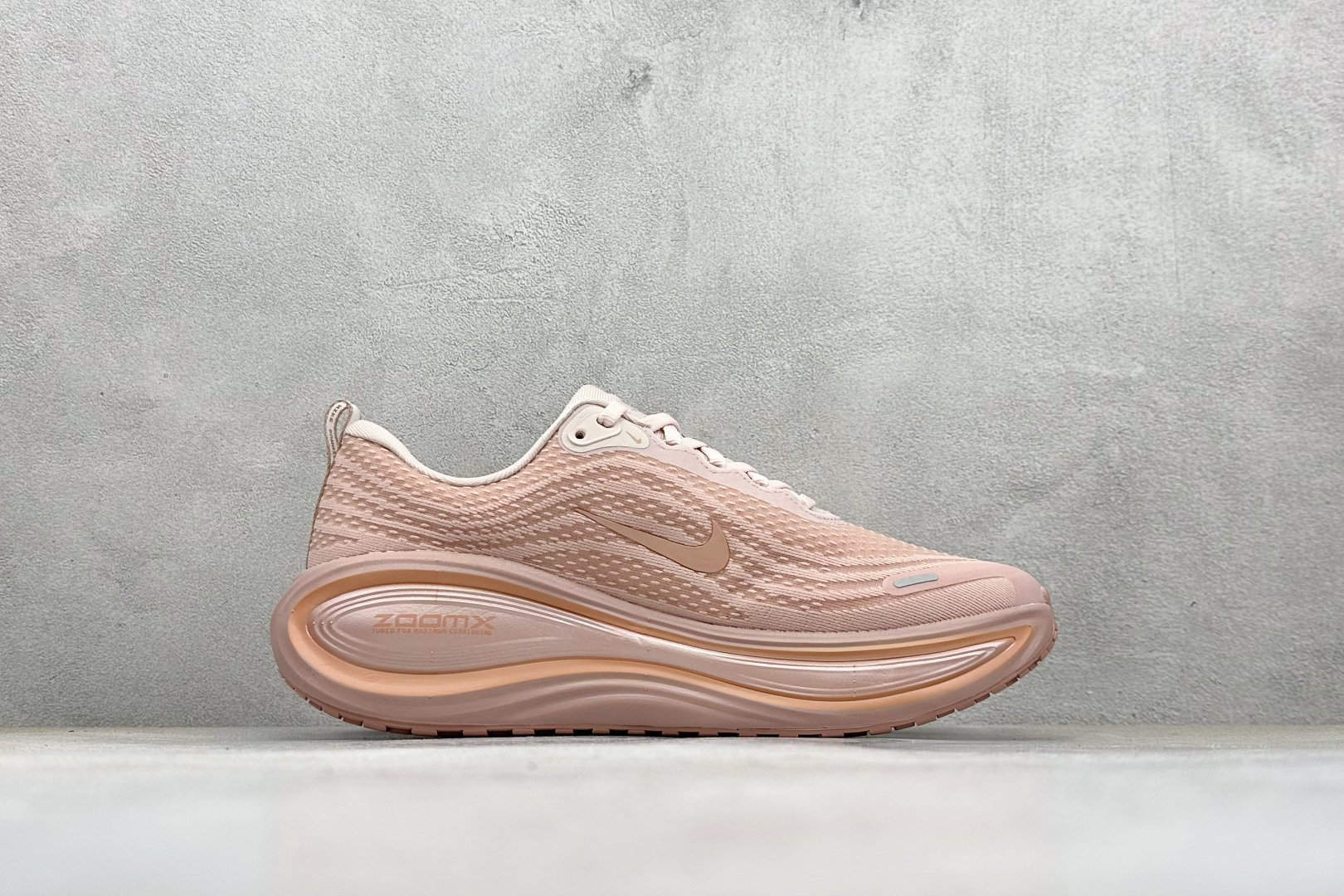 180 Nike Air Zoom Vomero Plus 运动跑鞋 HV8154-601