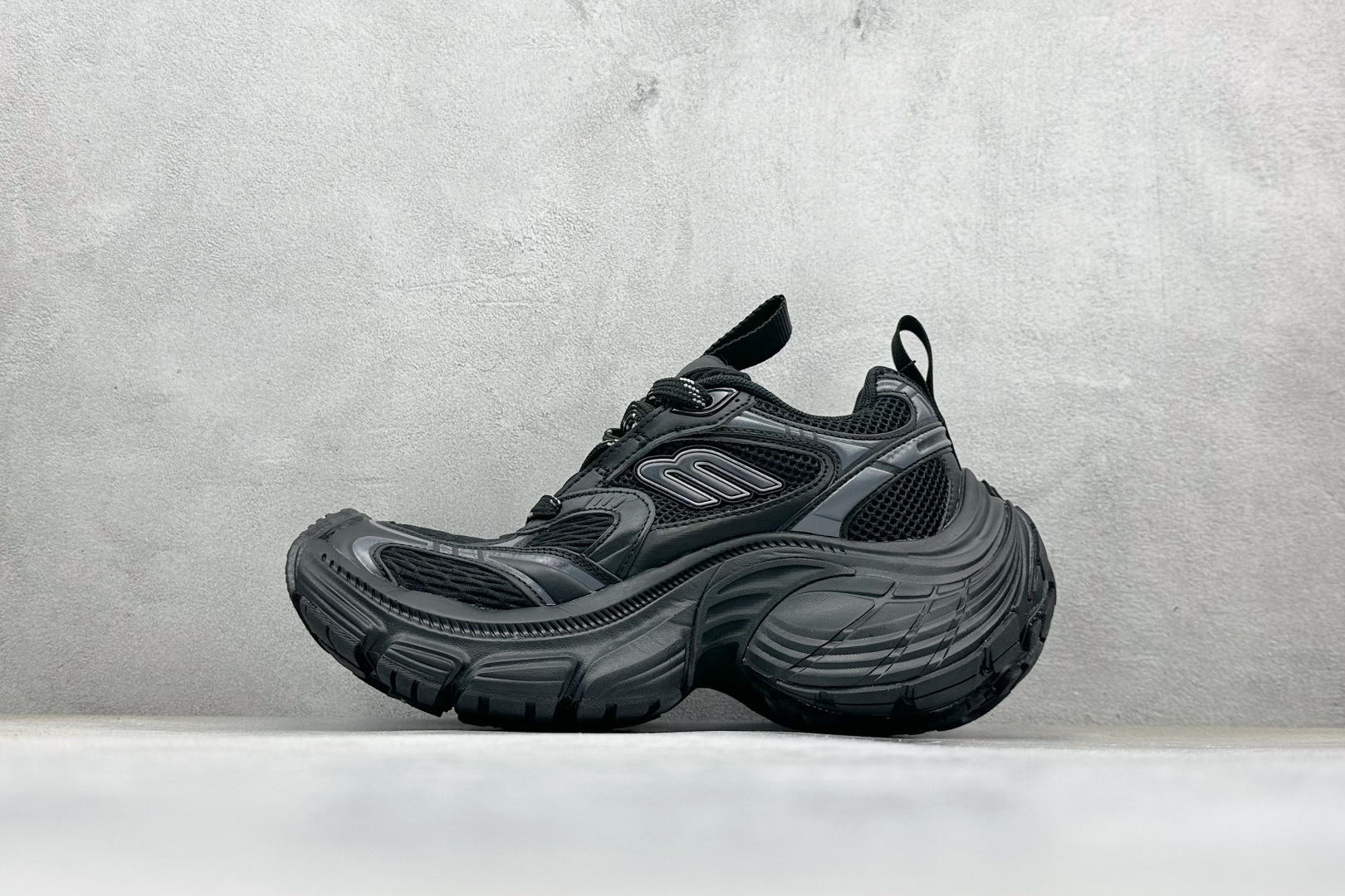 福利特价Balenciaga巴黎世家 系带 低帮生活休闲鞋 巴黎十二代采用超细纤维和网布 其前卫的设计、