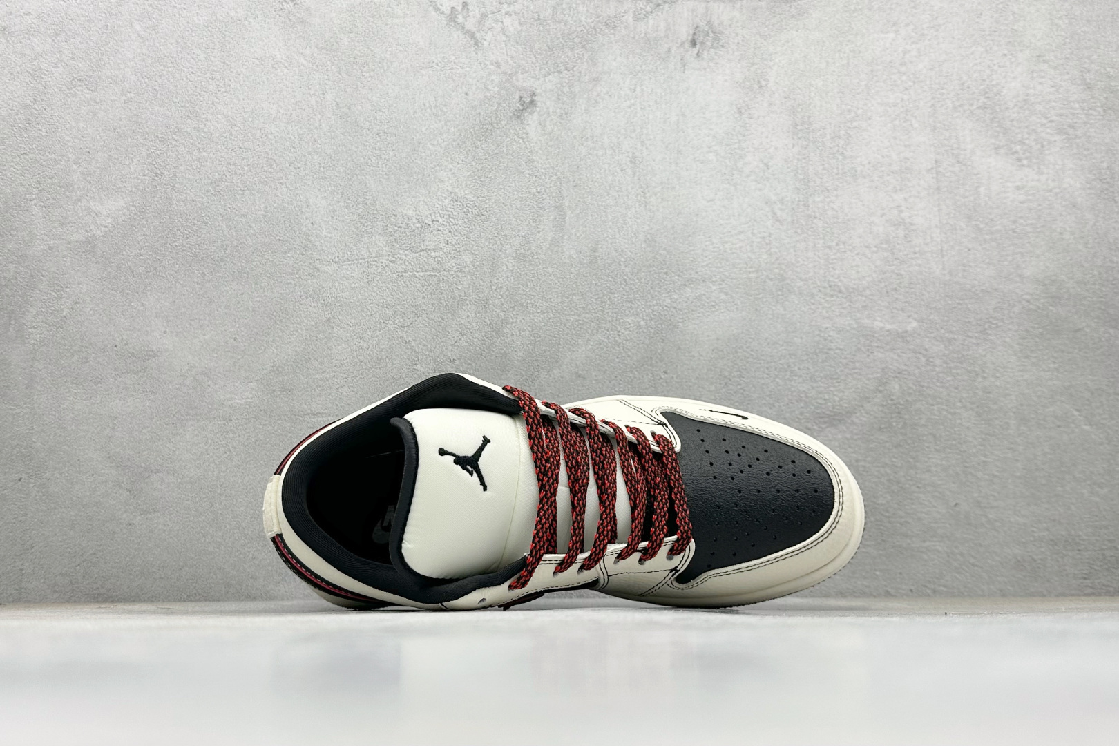 280 XC版Nike Jordan Air Jordan 1“斯图西联名——米白黑红勾” 高端定制 低帮 复古 减震 防滑 耐磨 篮球鞋 QG1988-013