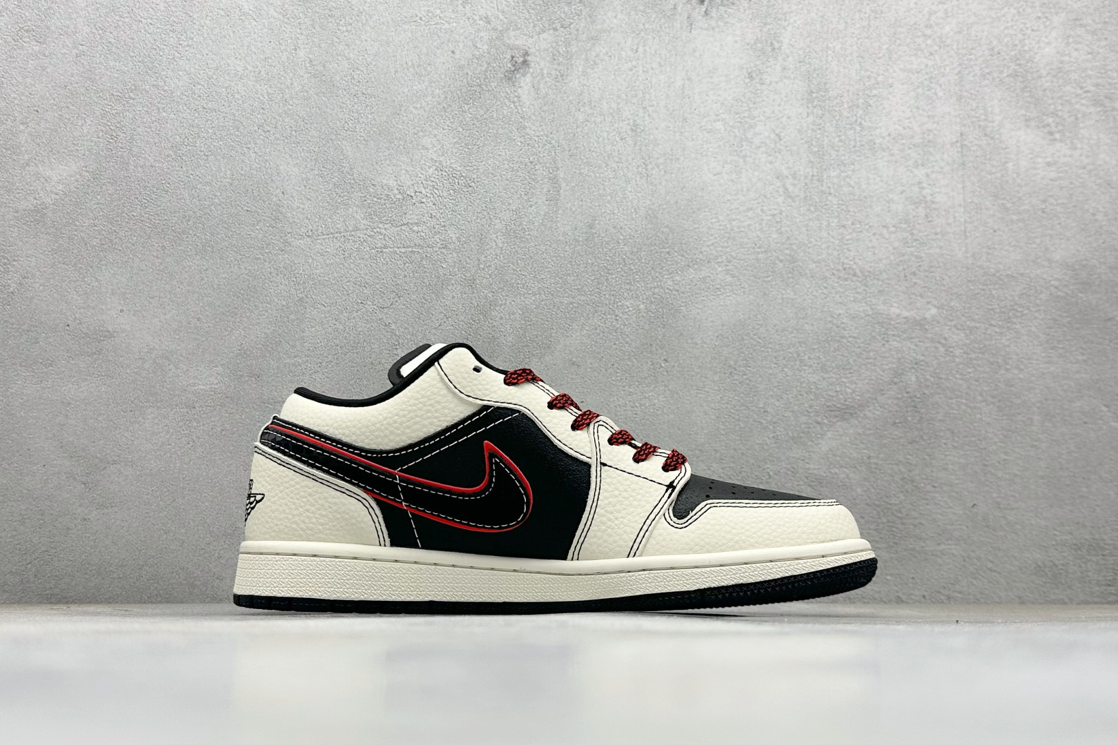 280 XC版Nike Jordan Air Jordan 1“斯图西联名——米白黑红勾” 高端定制 低帮 复古 减震 防滑 耐磨 篮球鞋 QG1988-013