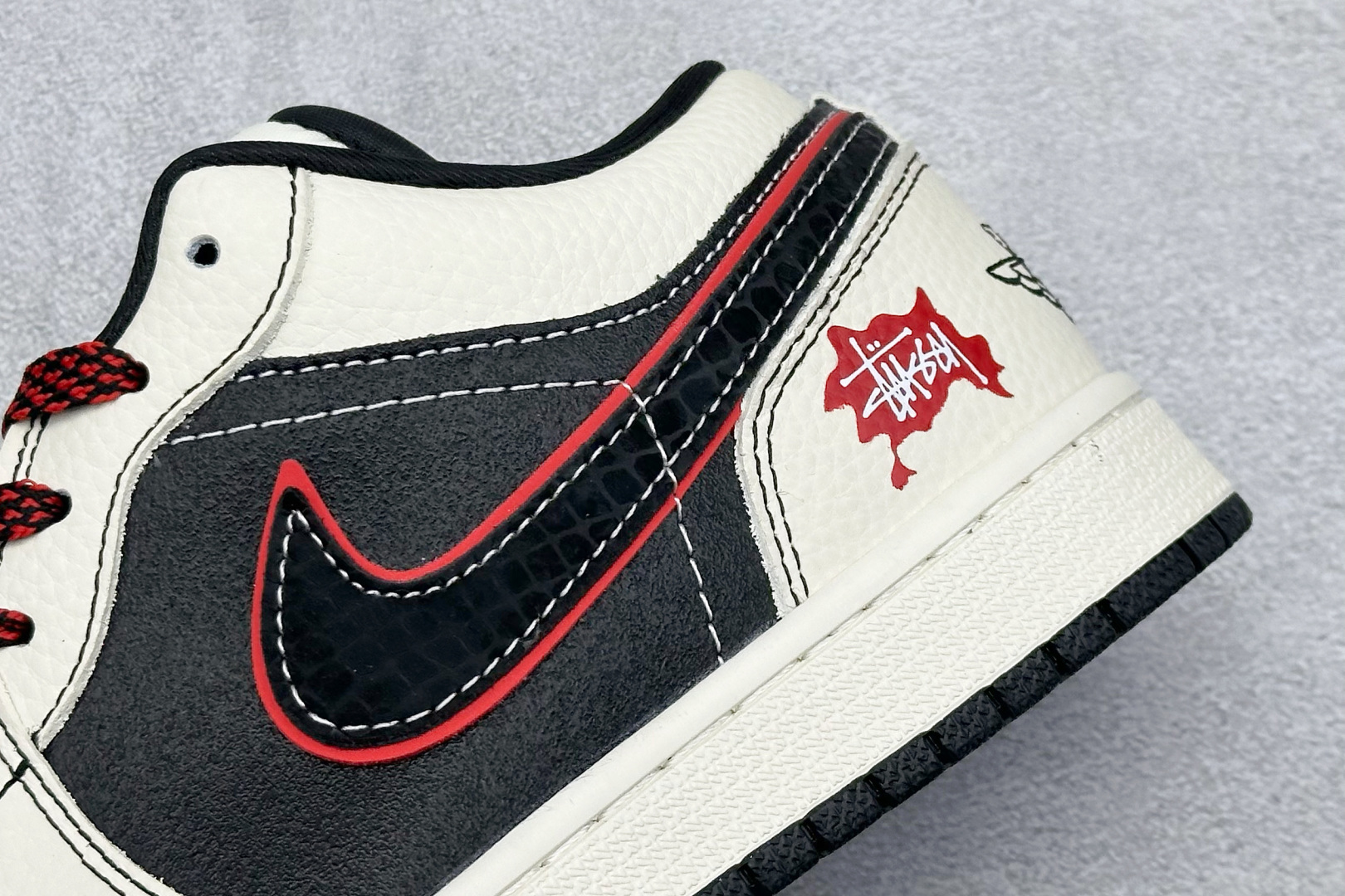280 XC版Nike Jordan Air Jordan 1“斯图西联名——米白黑红勾” 高端定制 低帮 复古 减震 防滑 耐磨 篮球鞋 QG1988-013