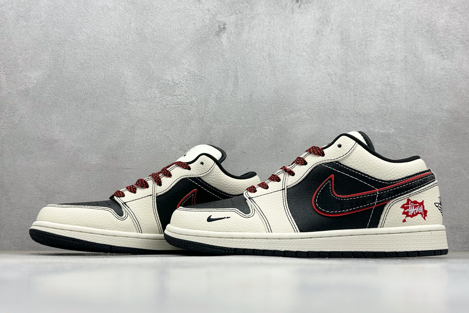 280 XC版Nike Jordan Air Jordan 1“斯图西联名——米白黑红勾” 高端定制 低帮 复古 减震 防滑 耐磨 篮球鞋 QG1988-013